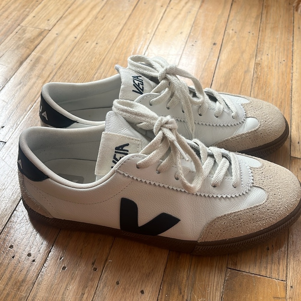 Veja Volley sneaker in white 
Nautical Bark and navy blue hardly worn